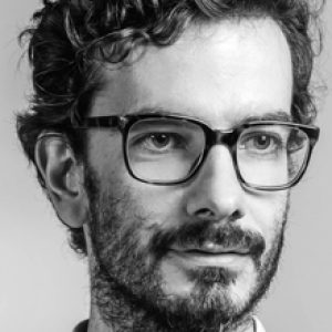 Ontwerper Andrea Steidl achter de LaCividina Suiseki collectie