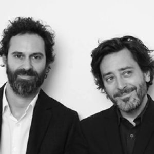 Puzzle keramiek van Barber en Osgerby in een kantoorontvangst