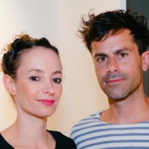 Mutina steengoed van duo Raw Edges in een kantoorontvangst
