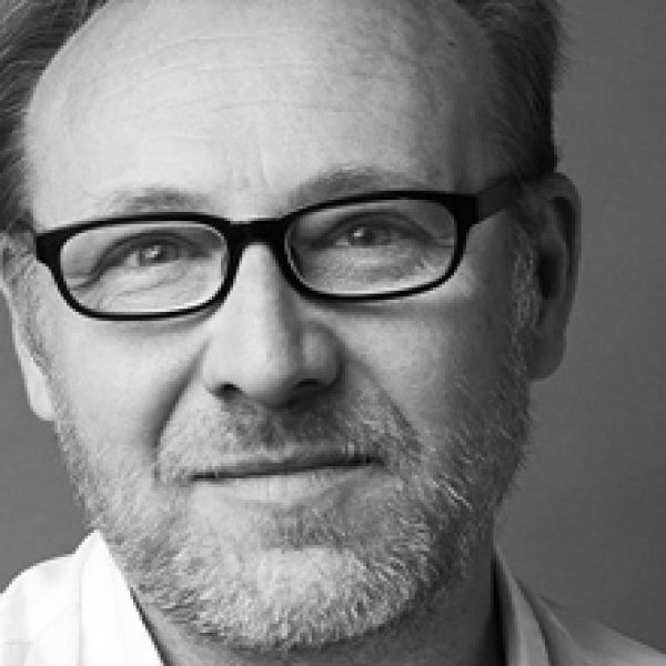 Portret van ontwerper Antonio Rodriguez, partner van Matteo Thun