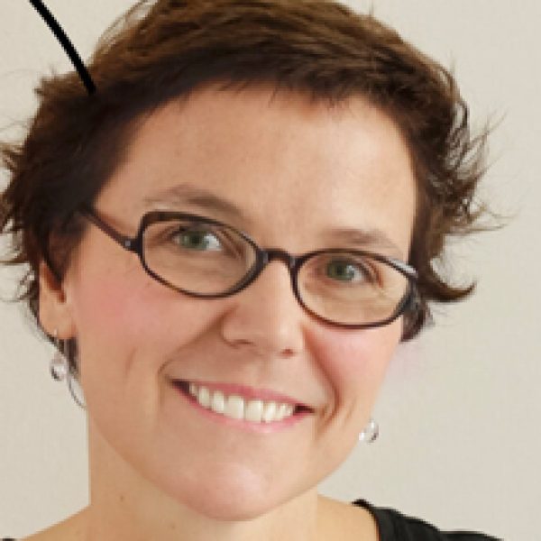 Constance Guisset, Parijse ontwerper en scenograaf, auteur van het zitsysteem Waves voor LaCividina