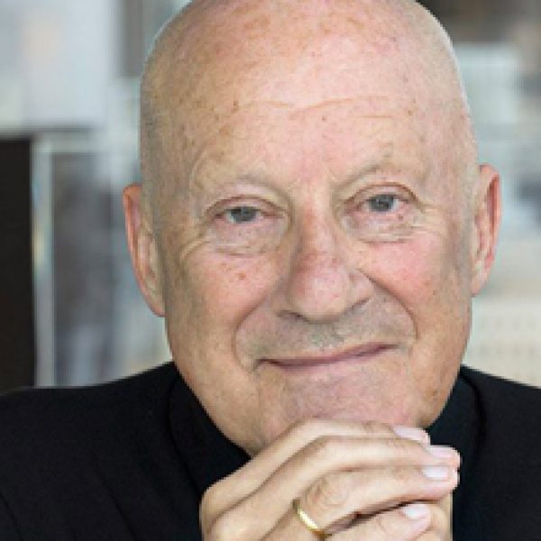 Norman Foster, ontwerper van het Tecno tafelsysteem Nomos met zichtbaar frame