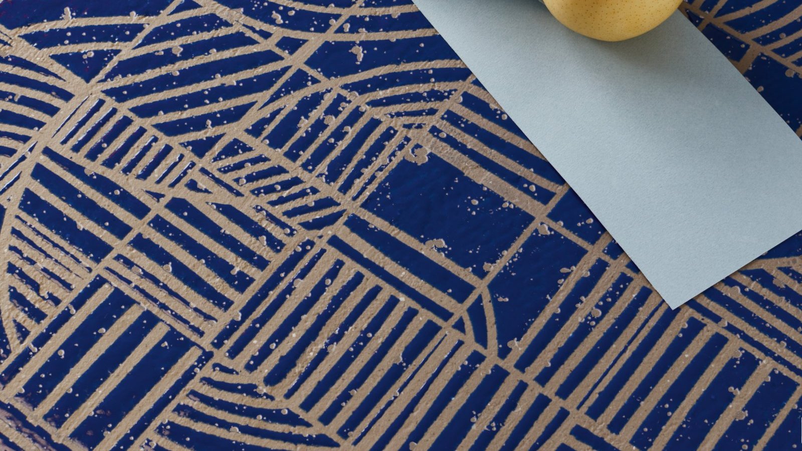 Detail van het glansreliëf van Mater