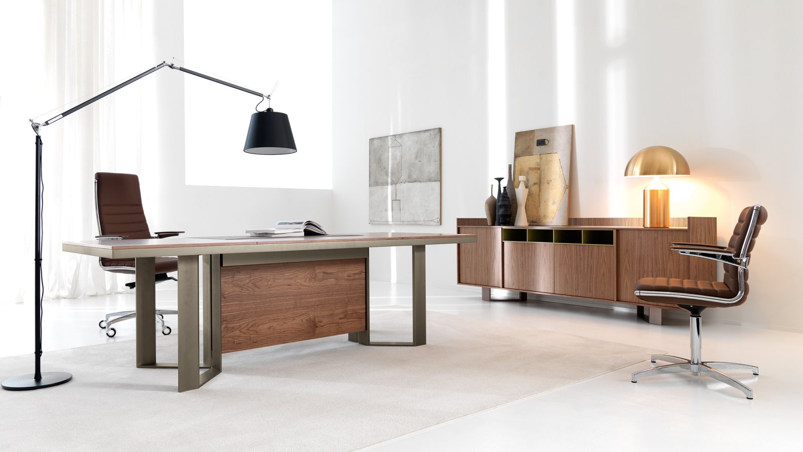 Lloyd directiebureau van IVM in Canaletto noten op aluminium ringframes