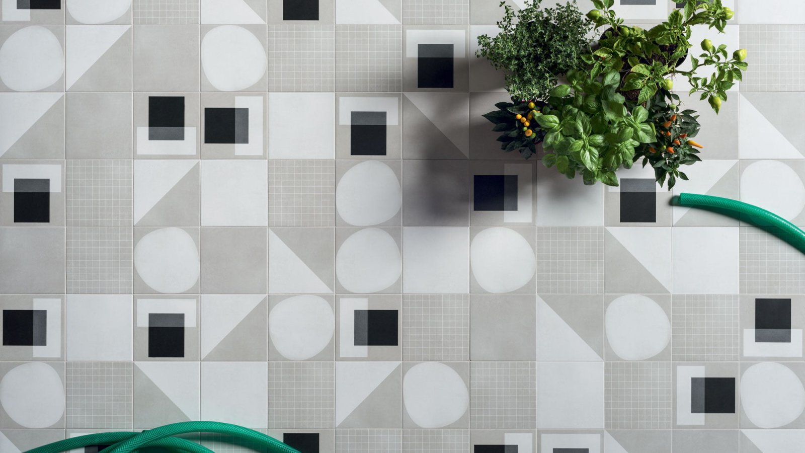 Designkeramiek Futura van 41zero42 in 15x15 op een badkamerwand