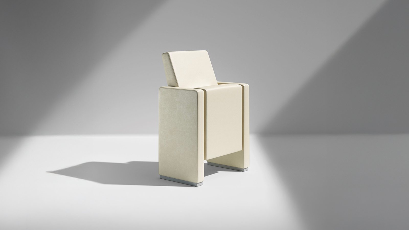 Theaterstoelen Chrono van Ares Line met geborduurd stoelnummer op de rug