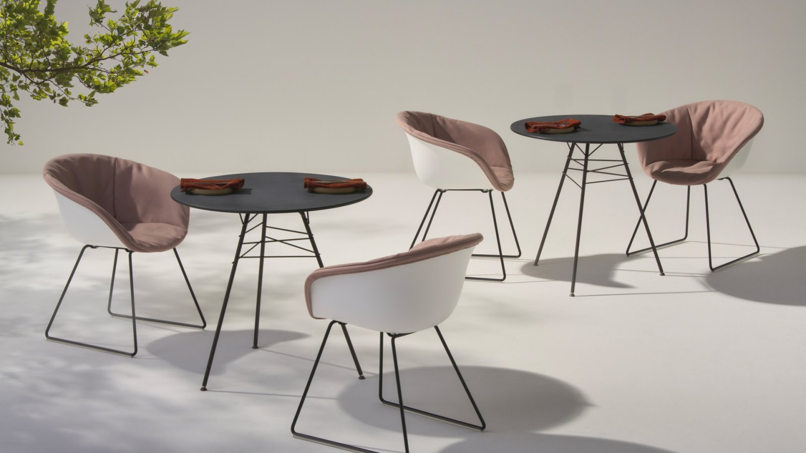 Leaf designstoel van Arper met bladnerf-structuur in staal in een lounge