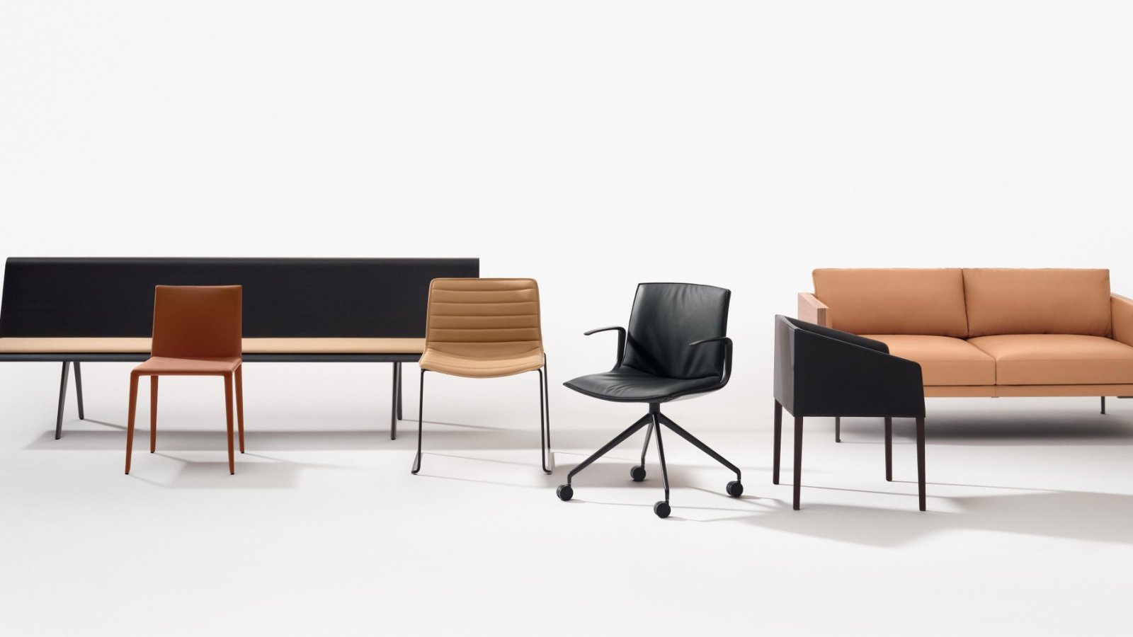 Vergaderstoelen Catifa Up van Arper rond de vergadertafel