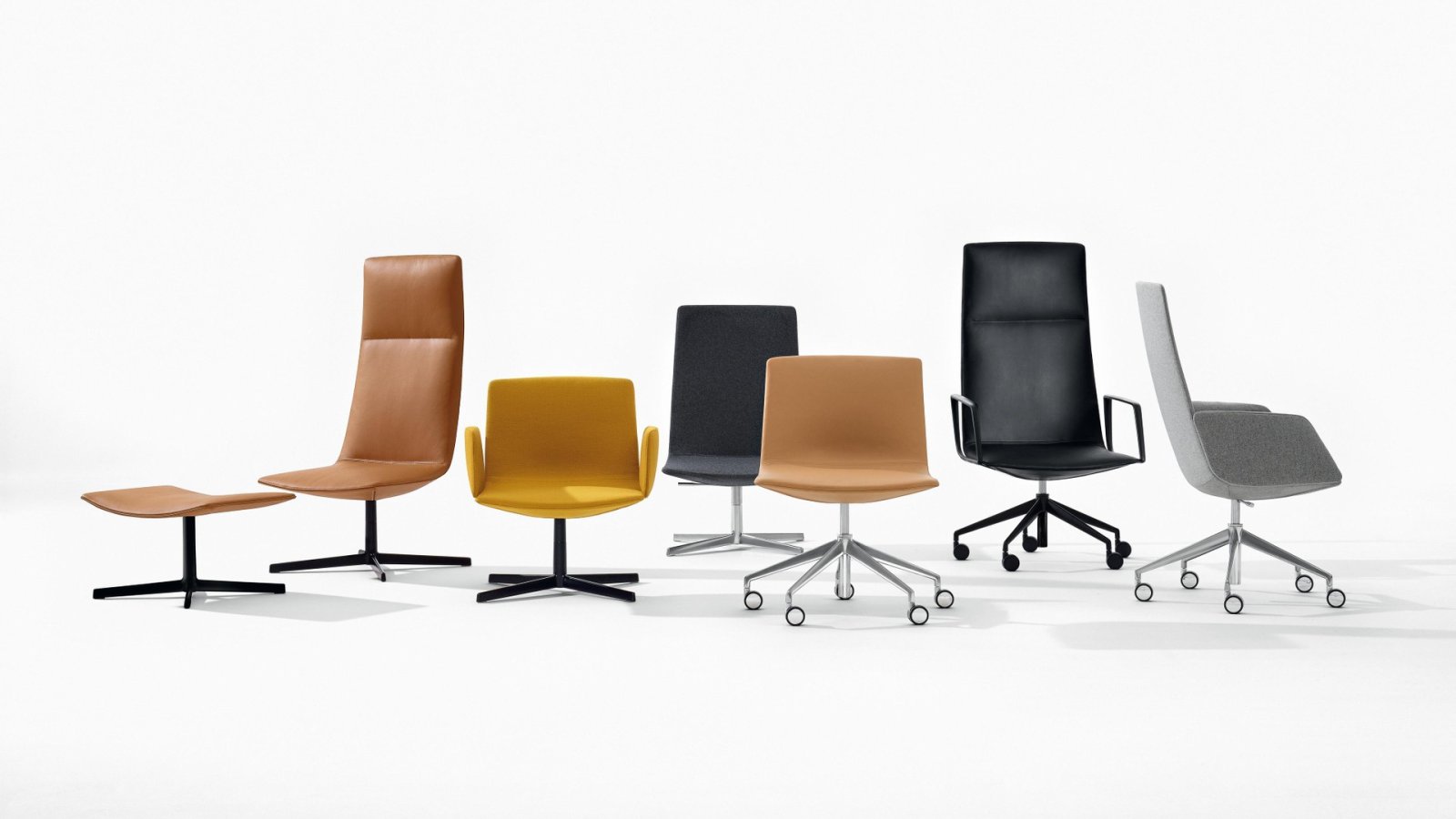 Vergaderstoelen Catifa Sensit van Arper rond de vergadertafel