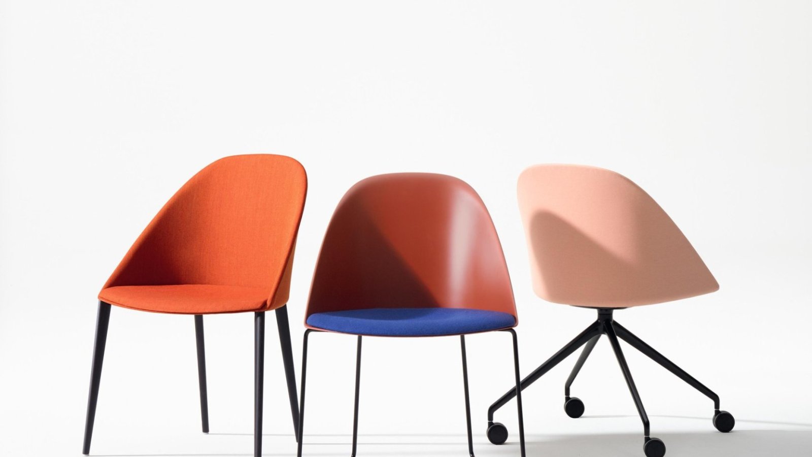 Vergaderstoelen Cila van Arper rond de tafel