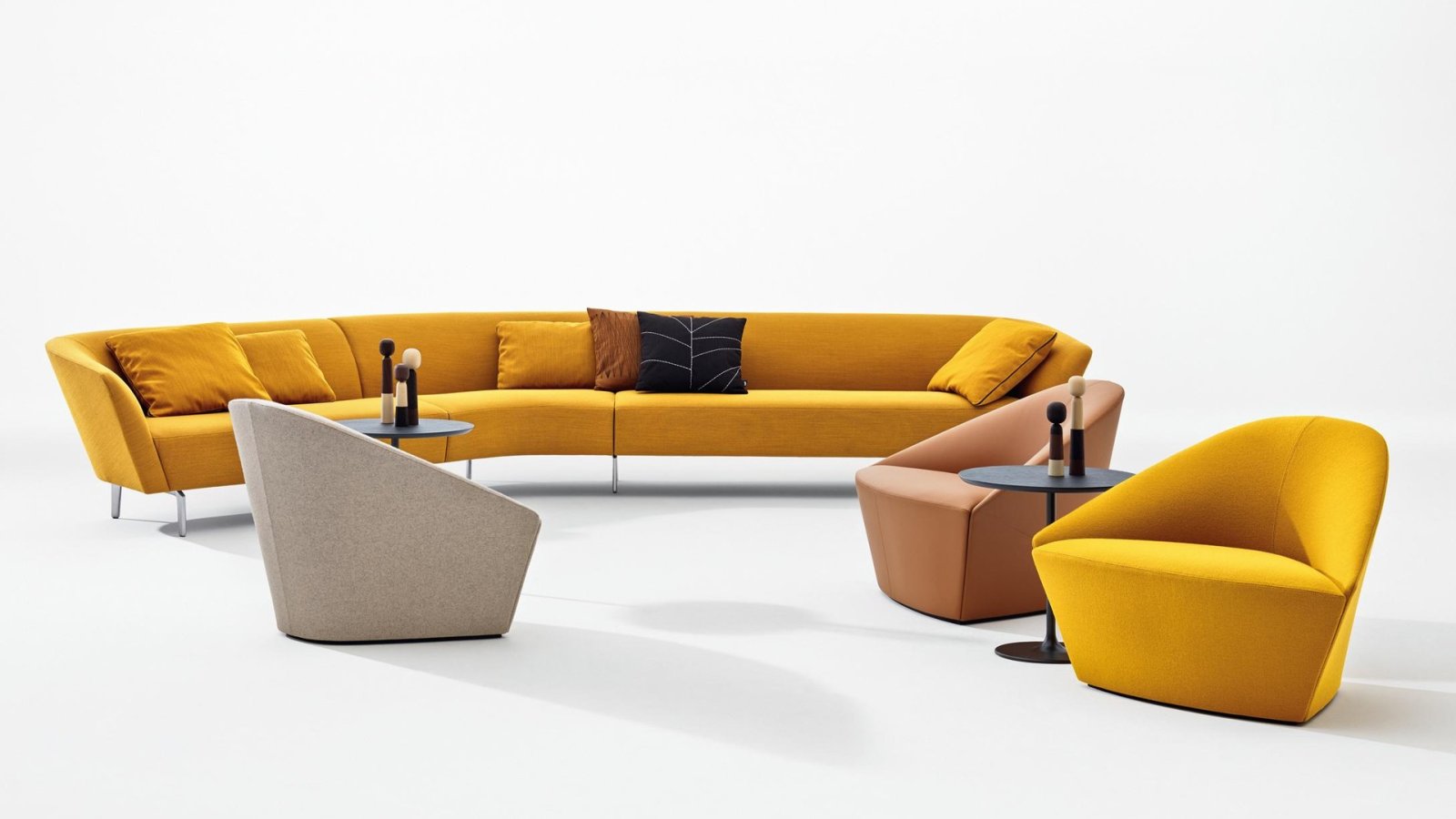 Modulaire Loop sofa van Arper in een ontvangstruimte