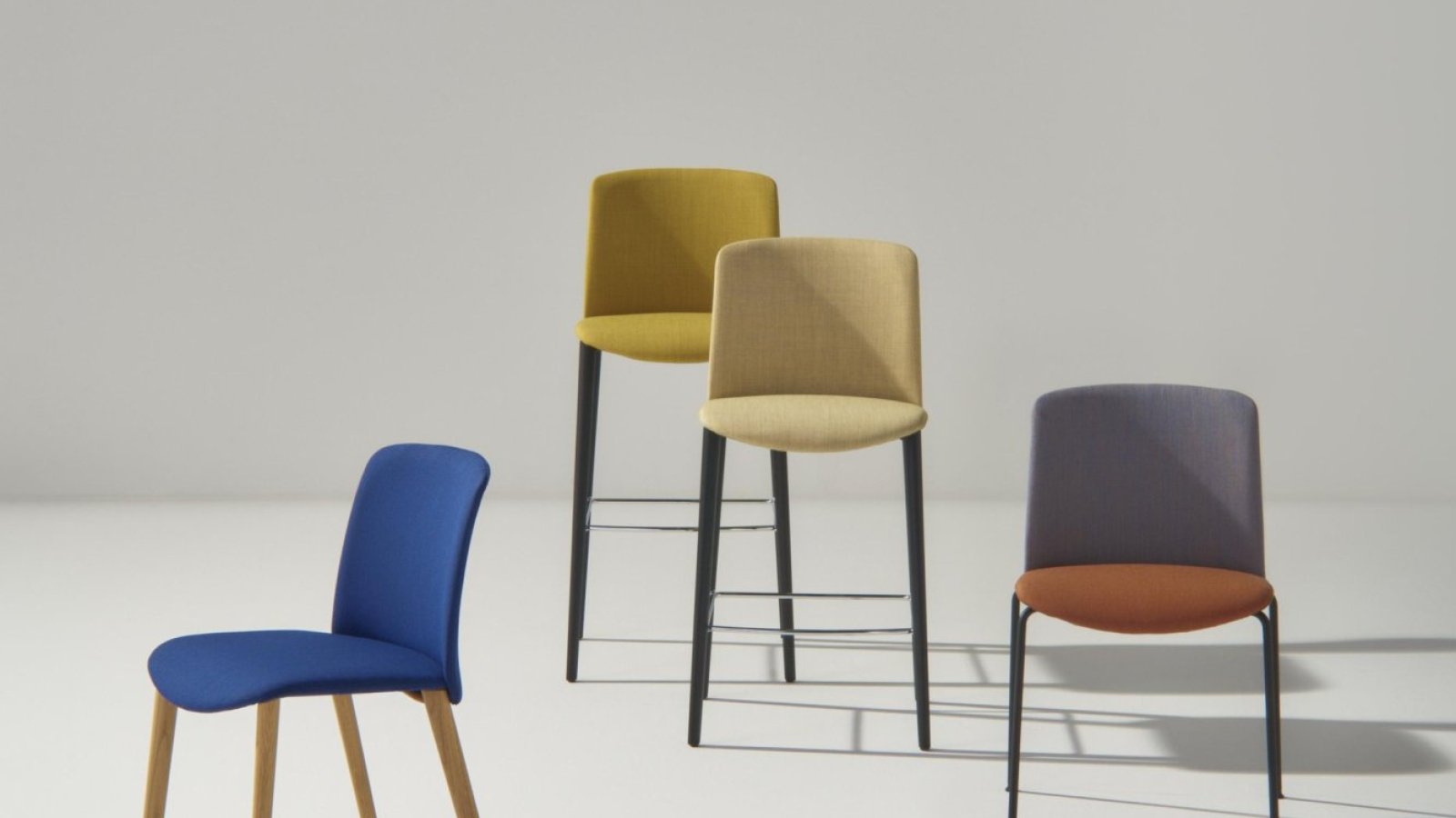 Mixu designstoel van Arper met verschillende materialen op zitting en rug in een eetkamer