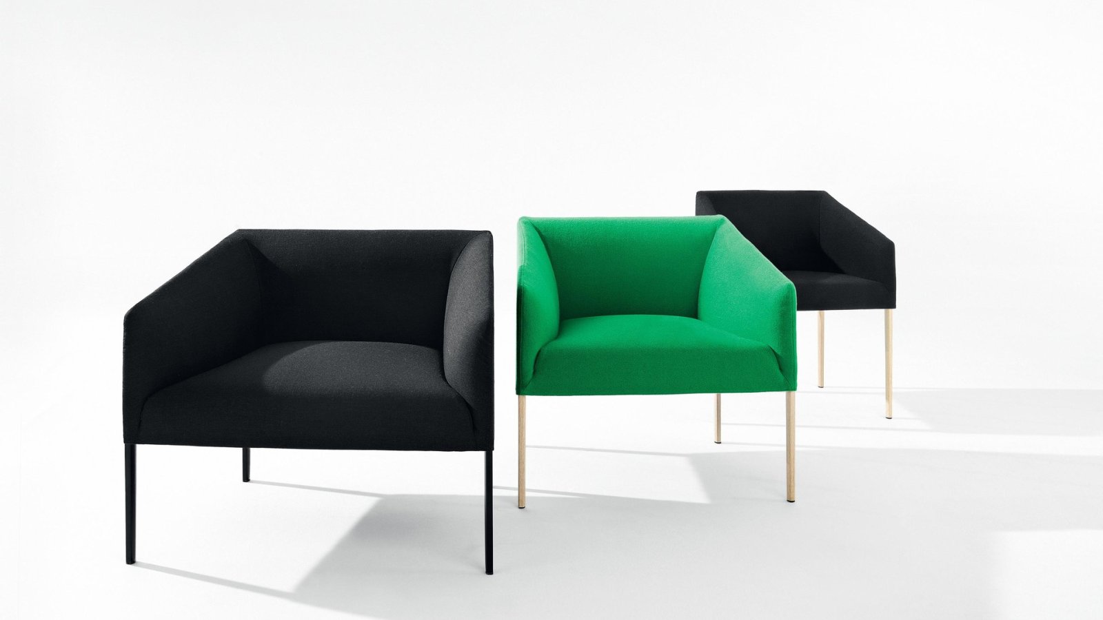 Saari fauteuil van Arper in de grote maat, leren bekleding