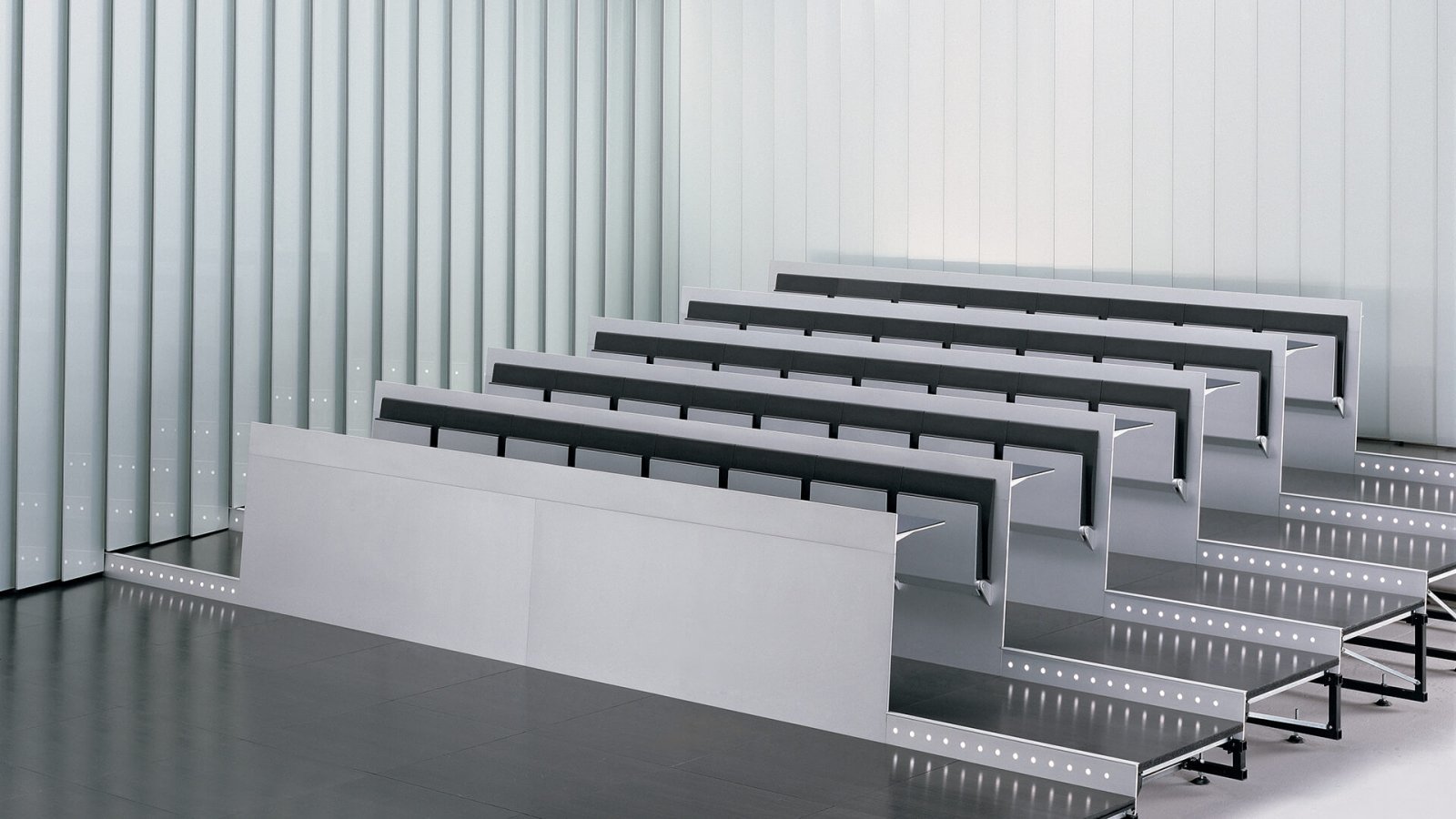 Rijen Blade System tafels van Lamm in een collegezaal