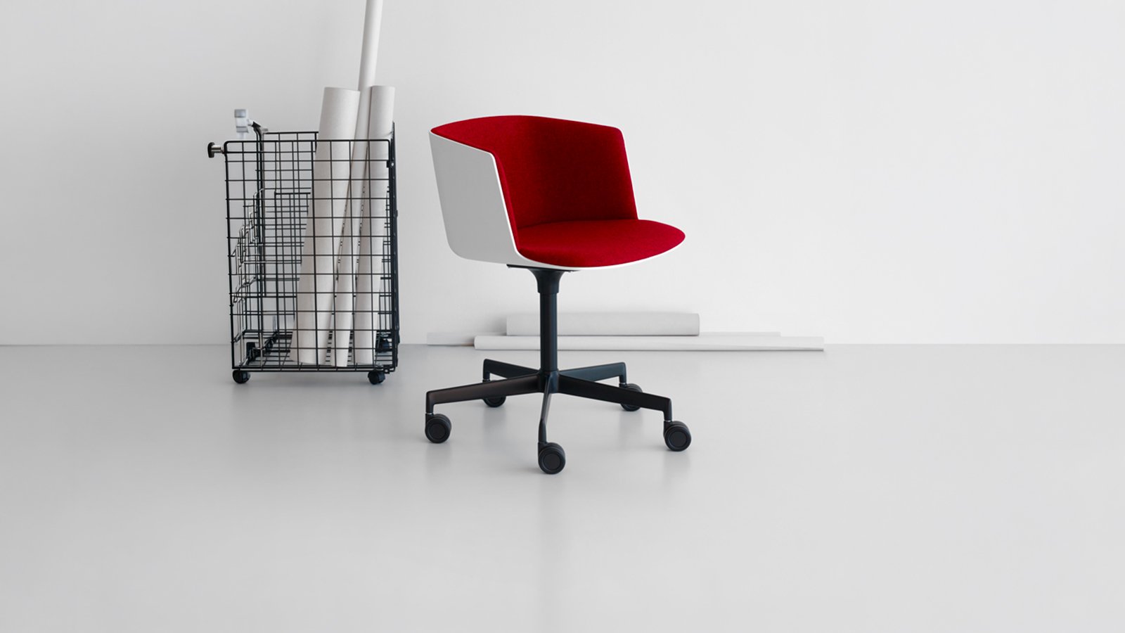 Rij Cut stoelen van Lapalma gezien op de rug