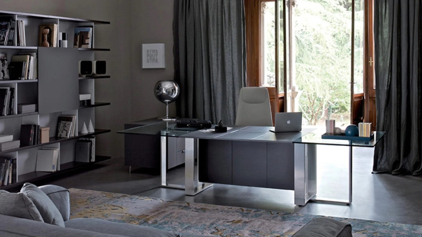 Design bureau Altagamma van Estel in fineer met verzonken top access en aluminium framepoten