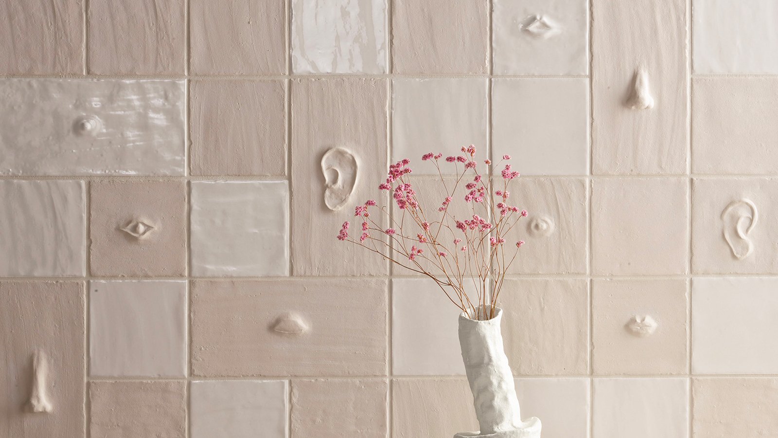 Wand in Faces & Figures Chalk mat met een Face-compositie van Mutina