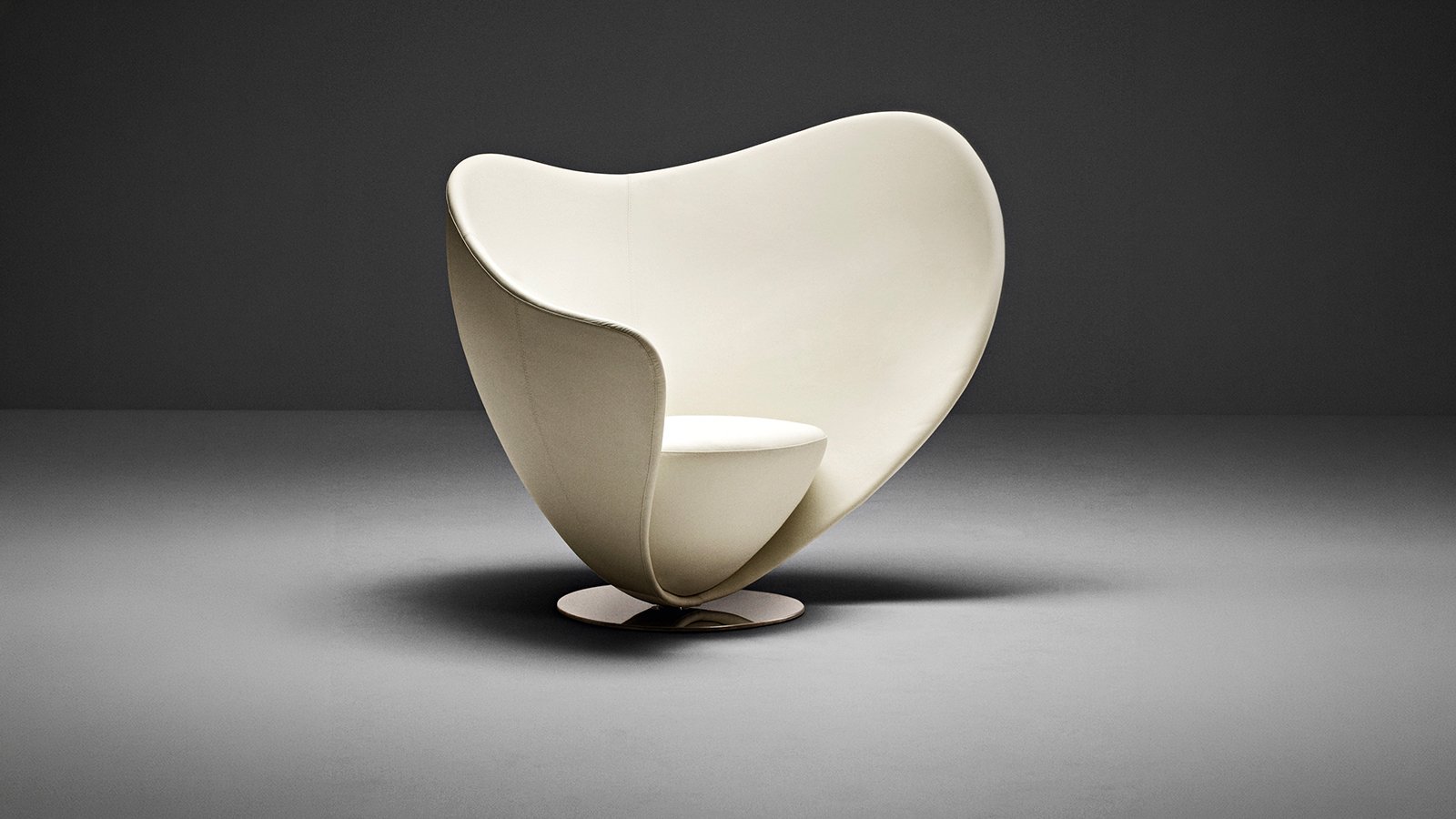 Mon Coeur-draaifauteuil van LaCividina van voren, de rand van de rugleuning tekent een hart