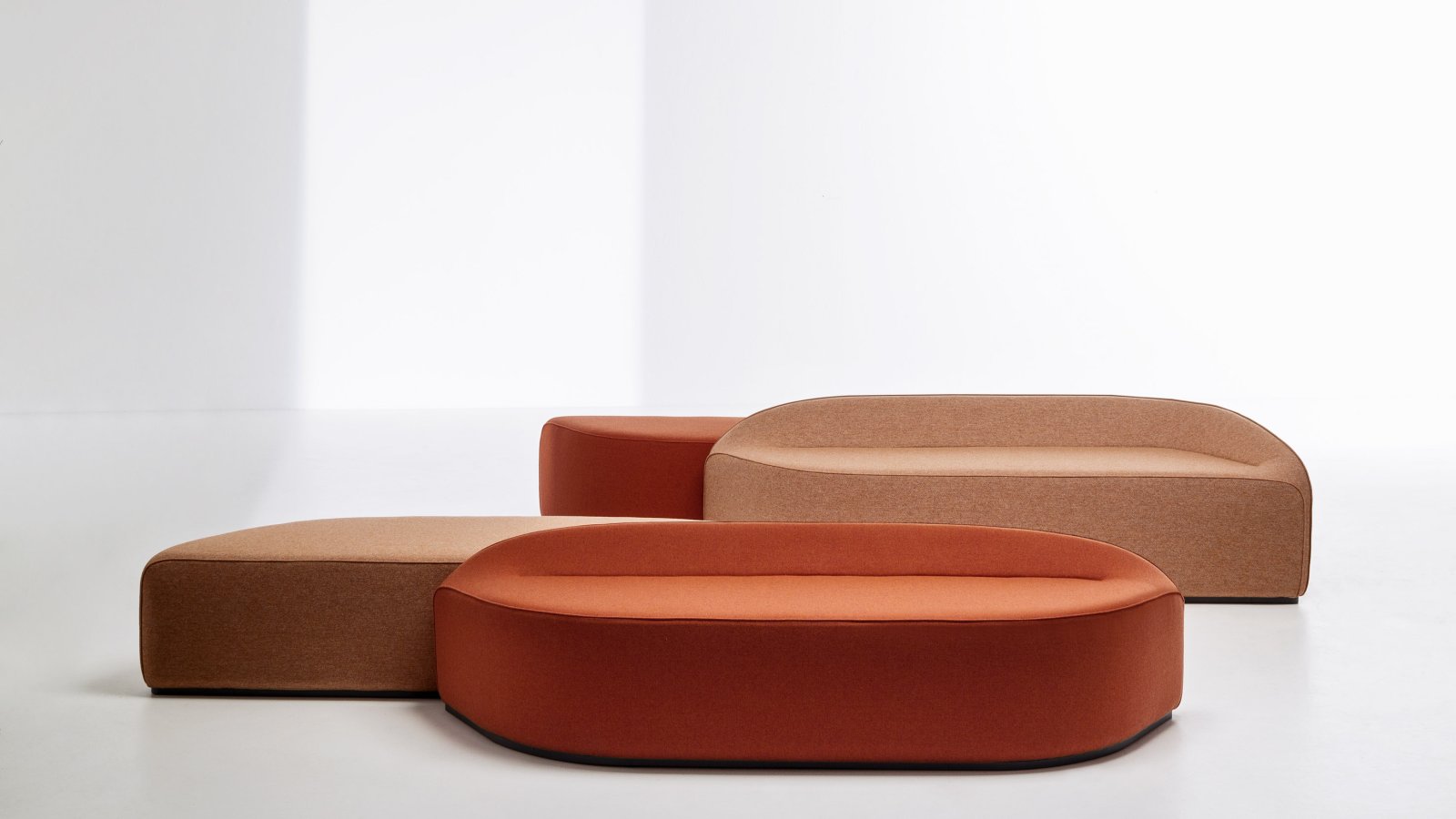 Bezoekersstoelen Waves van LaCividina bij een receptie