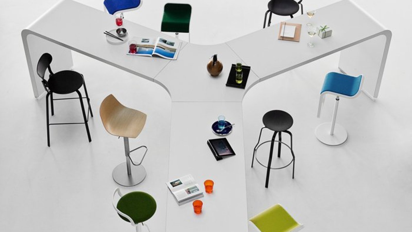 Hoge tafel Brunch van Lapalma in een coworkingruimte