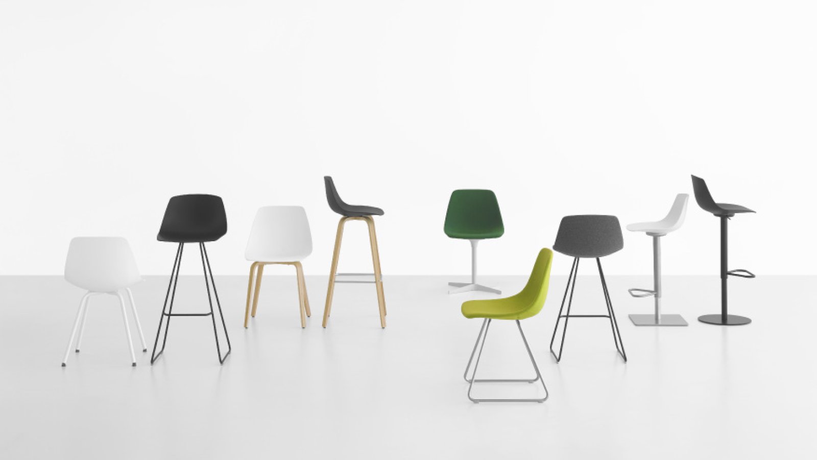 Designbarkruk Miunn van Lapalma met gebogen houten schaal