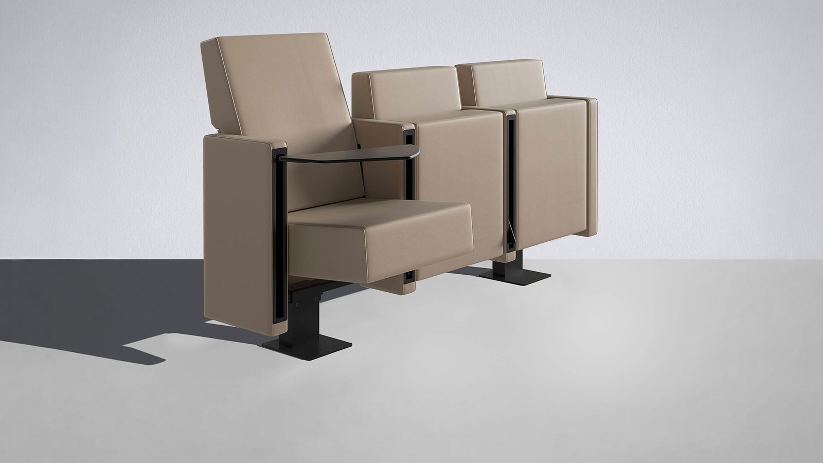 Rij Mura theaterstoelen van Lamm met zijwangen van 24 cm in een smalle zaal