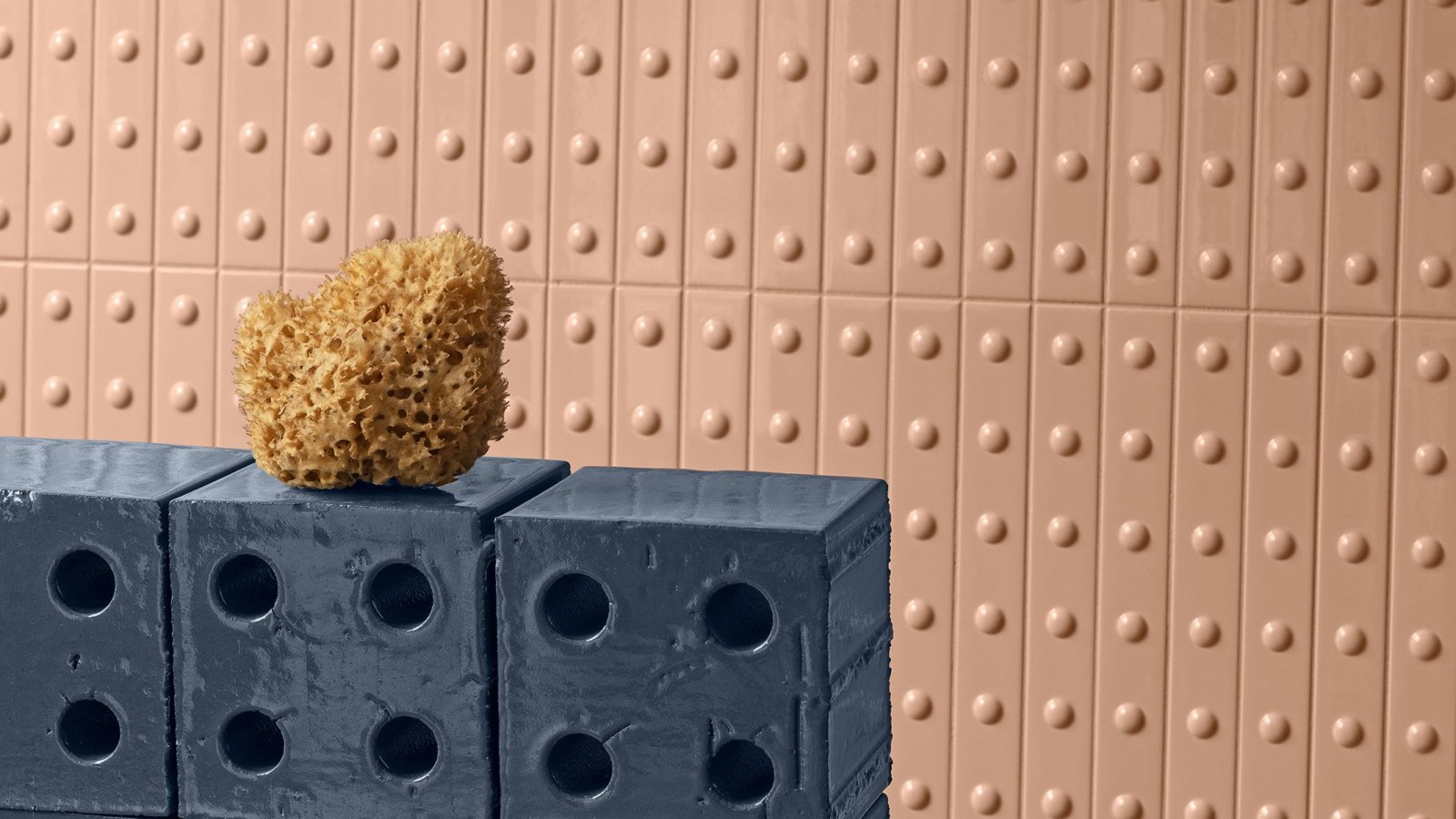Wand bekleed met Punto keramische latjes van Mutina, reliëftextuur