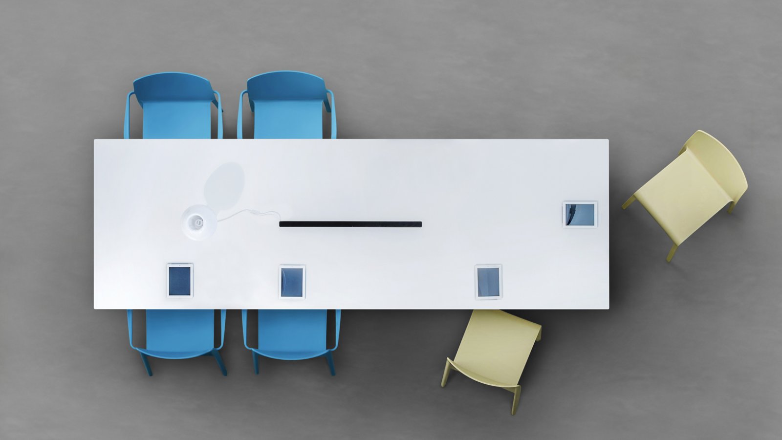Zit-sta-bureau Arki-Table ADJ Desk van Pedrali met akoestisch paneel ARKS.20 tussen blad en kabelgoot