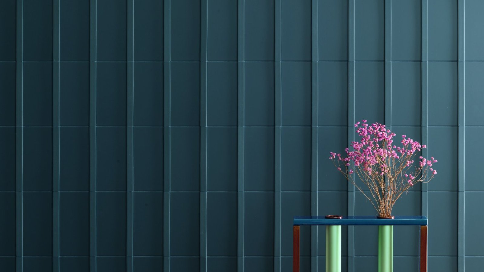 Wand met Motivo van Mutina en verticale reliëflatten