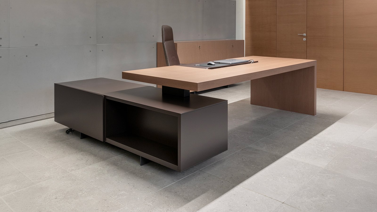 Directiebureau Asymmetrical van Tecno met afsluitbaar ladenblok