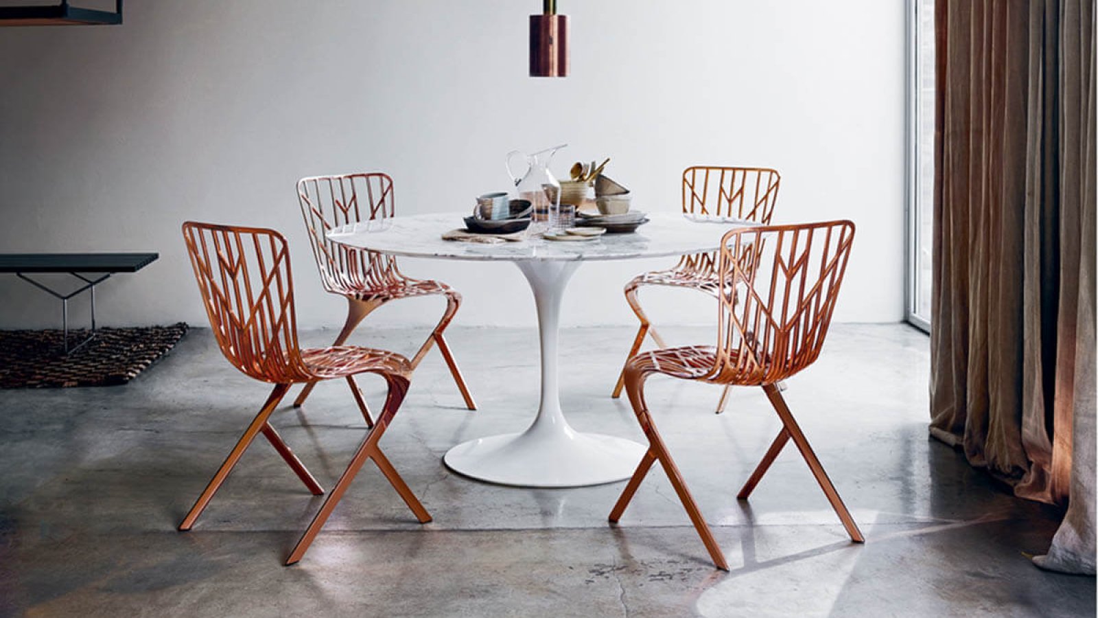 Ovale Saarinen-vergadertafel van Knoll met marmeren blad in een boardroom