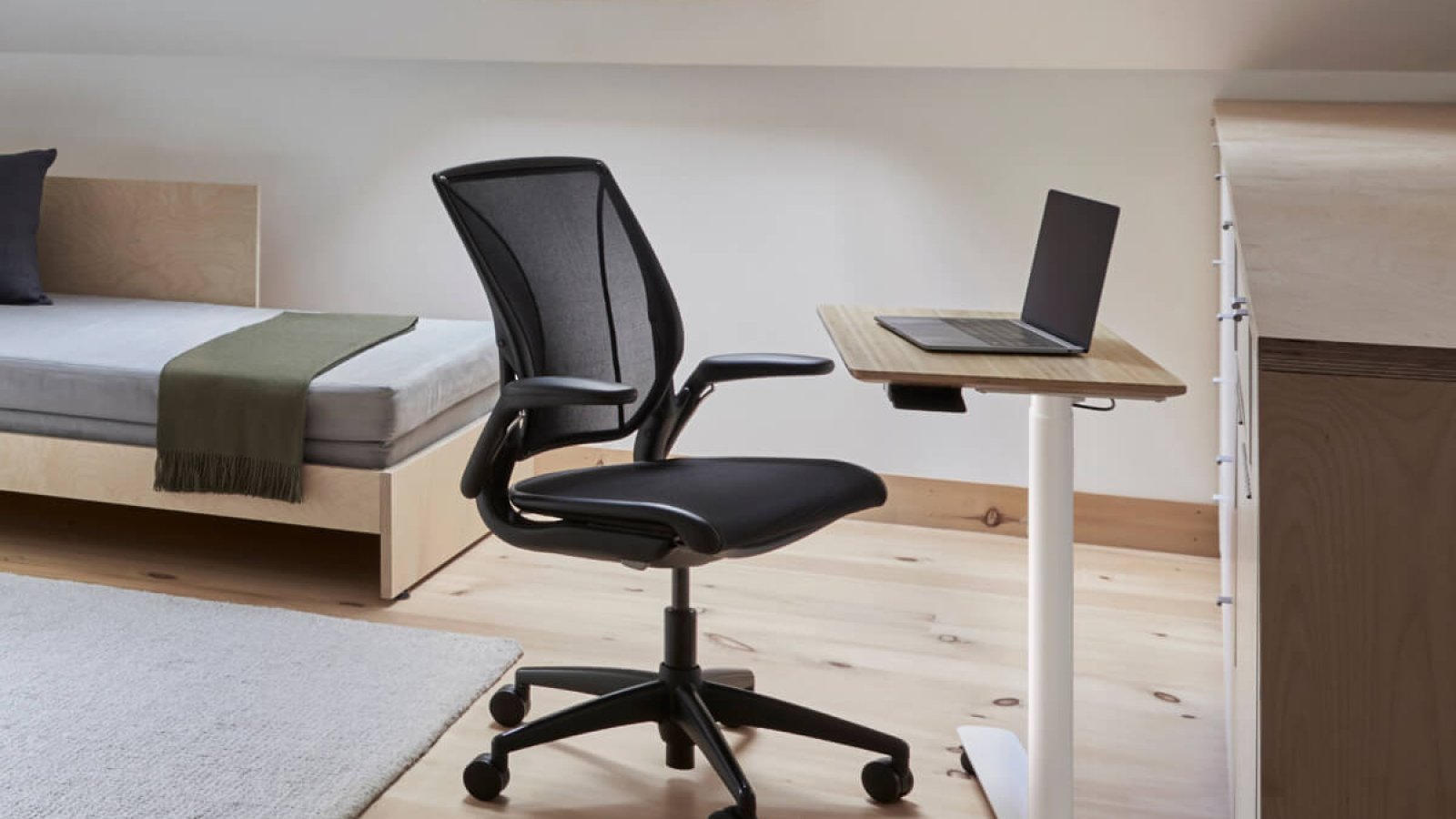 Ergonomische bureaustoel World LM van Humanscale met driedelige mesh-rugleuning