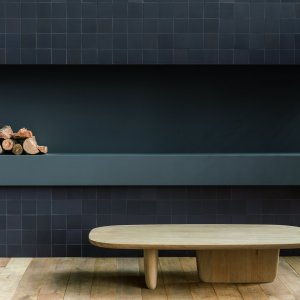 Wachtruimte met Mews vloer in Chalk en leren fauteuils