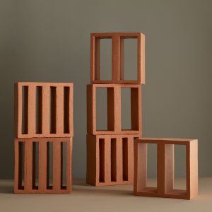 Binnenplaats met muur van Tally Outdoor