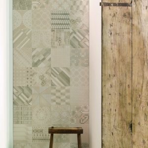 Patchworkwand in Azulej Grigio combination tegels van Mutina