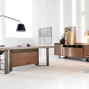 Lloyd directiebureau van IVM in Canaletto noten op aluminium ringframes
