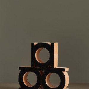 Jali scheidingswand in een interieur met fauteuil