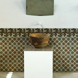 Detail van een badkamerwand in Azulej Nero