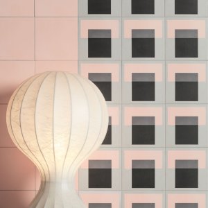 Futura Grid Blue op de wand met een vloer van Futura Drop Blue