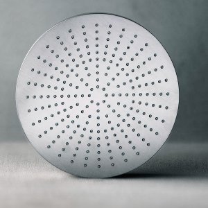 Vrijstaande wastafelkraan AL/23 van Fantini naast een vrijstaande wastafel