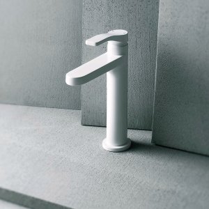Designkranen van Fantini: AL/23 eengatskraan in chroom voor een plaat grijs beton