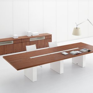 Wit leren blad op het Archiutti bureau Ar.tu