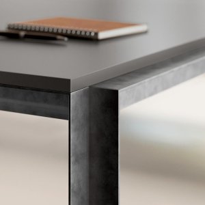 Modern bureau met voorpaneel en kabelgoot