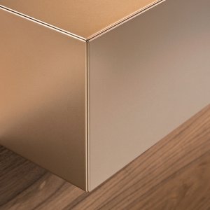 Front in gebleekt eiken en opzet brown metallic op de receptiebalie Toki