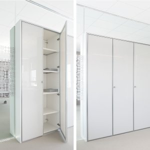 In de www.60-wand geïntegreerde kast met deur naar twee kanten