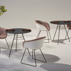 Leaf designstoel van Arper met bladnerf-structuur in staal in een lounge