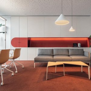 Aston stoelen rond een kantinetafel
