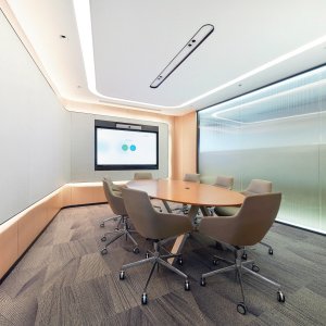 Aston stoelen aan het hoofd van de vergadertafel