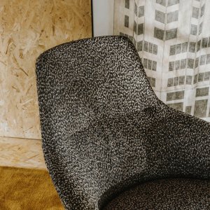 Zijaanzicht van de fauteuil