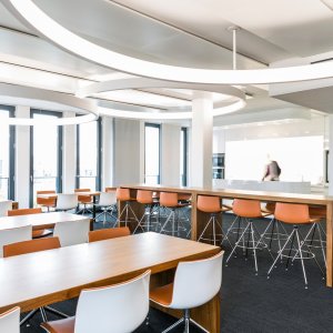 Design stoelen Catifa 53 rond een vergadertafel